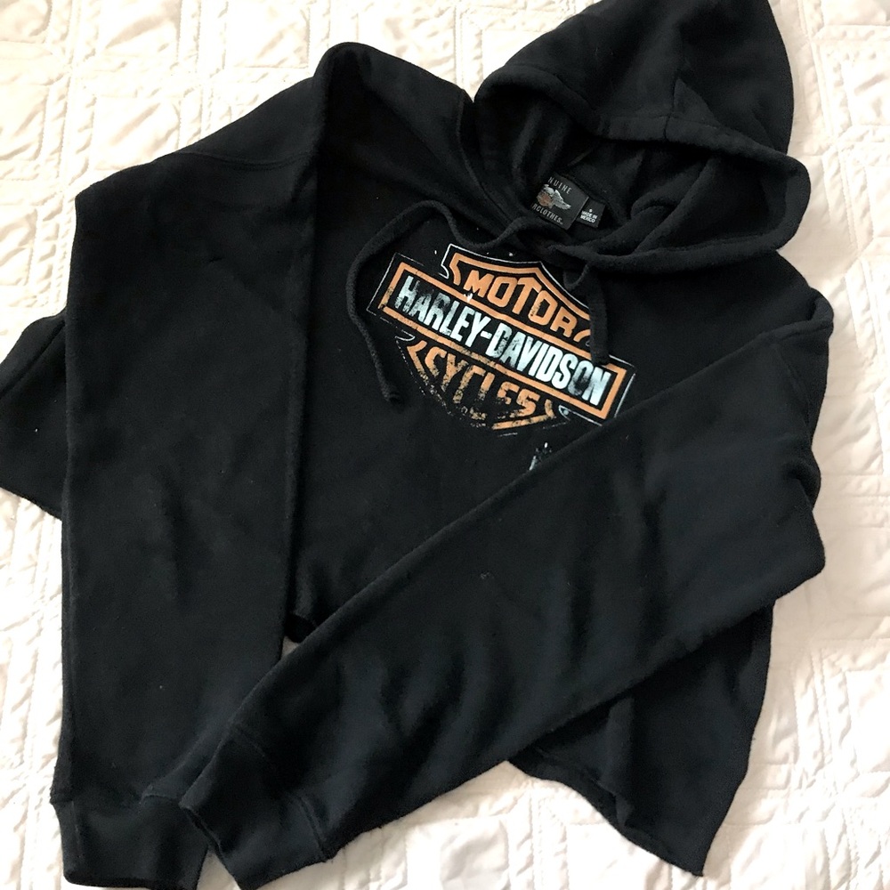Harley Davidson like new crop top black sweatshirt. This long sleeve is a size S